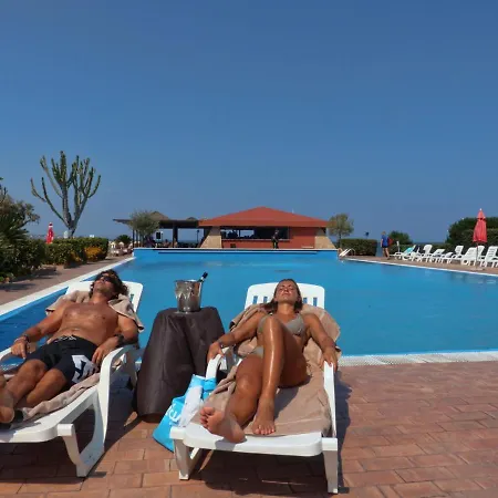 מלון Amareclub Club Casarossa קרוטונה