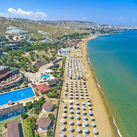 Amareclub Club Casarossa 4* קרוטונה