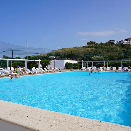 Amareclub Club Casarossa 4* קרוטונה