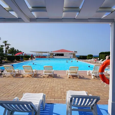 Amareclub Club Casarossa 4* קרוטונה